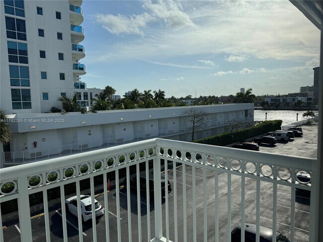 Building Photo - 1913 S Ocean Dr