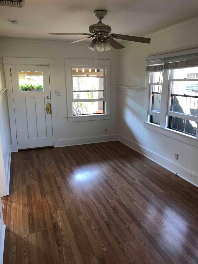 Foto del edificio - 4323 Kingswell Ave