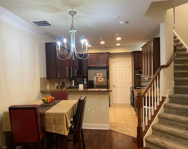 Building Photo - Lovely 3 Bedroom / 2.5 Bathroom Townhome i...