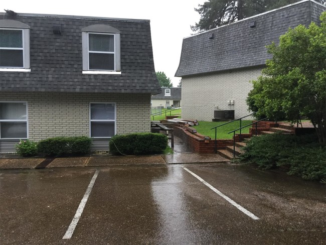 Building Photo - 301 E Reynolds Dr
