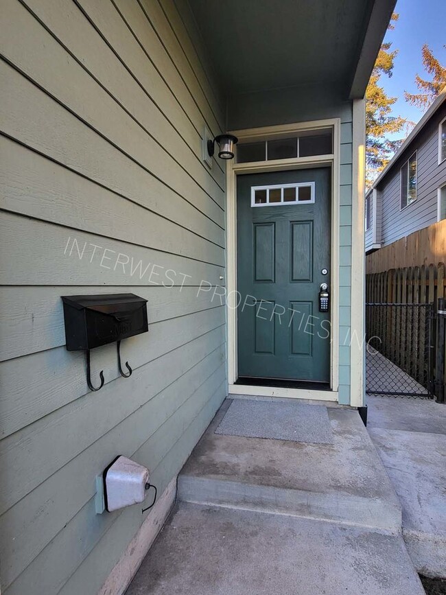 Foto del edificio - 3 Bed NE Pdx Home w/Gas Fireplace, Garage,...