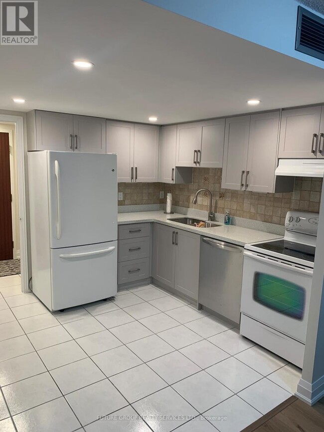 Building Photo - 880 Dundas St W