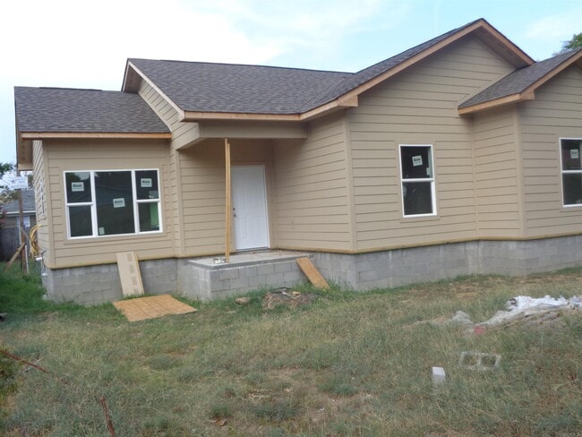 Building Photo - 1202 W 11th St