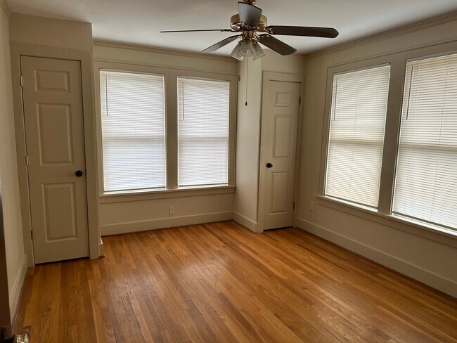 Dormitorio - 314 E 7th St