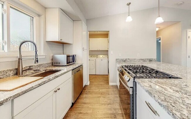 Foto del edificio - Spacious Remodeled Los Alamos Home