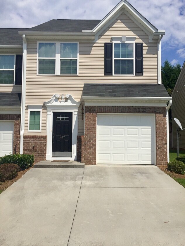 Foto principal - 3 Bedroom townhome near downtown Greenville!