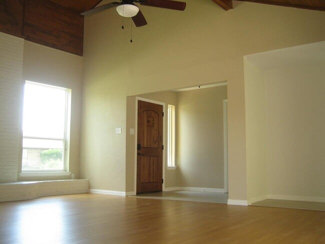 Foto del edificio - 2607 Seedling Ln
