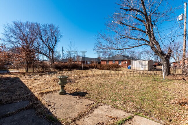 Building Photo - 907 S Drury Ln