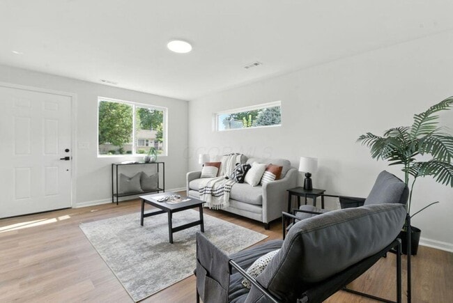 Building Photo - Charming 2-Bed / 1-Bath Ranch in Quiet Col...