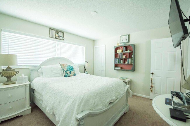 Foto del edificio - 307 W Riverside Dr