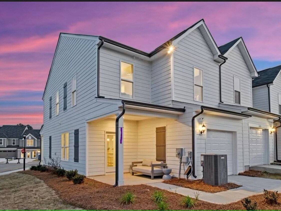 Foto principal - 3 Bedroom Townhome in Concord- Brand New