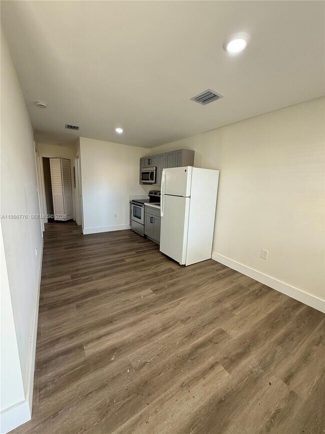 Building Photo - 1731 Alcazar Dr