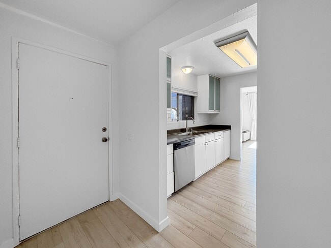 Building Photo - Charming & Spacious 2BD/2BA Condo in Bay P...