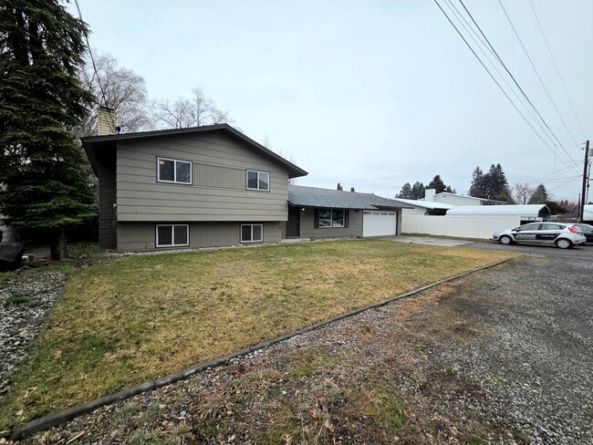 Foto del edificio - **Charming 3 Bedroom + Bonus, 2.5 Bath House for Rent in Desirable East Wenatchee**