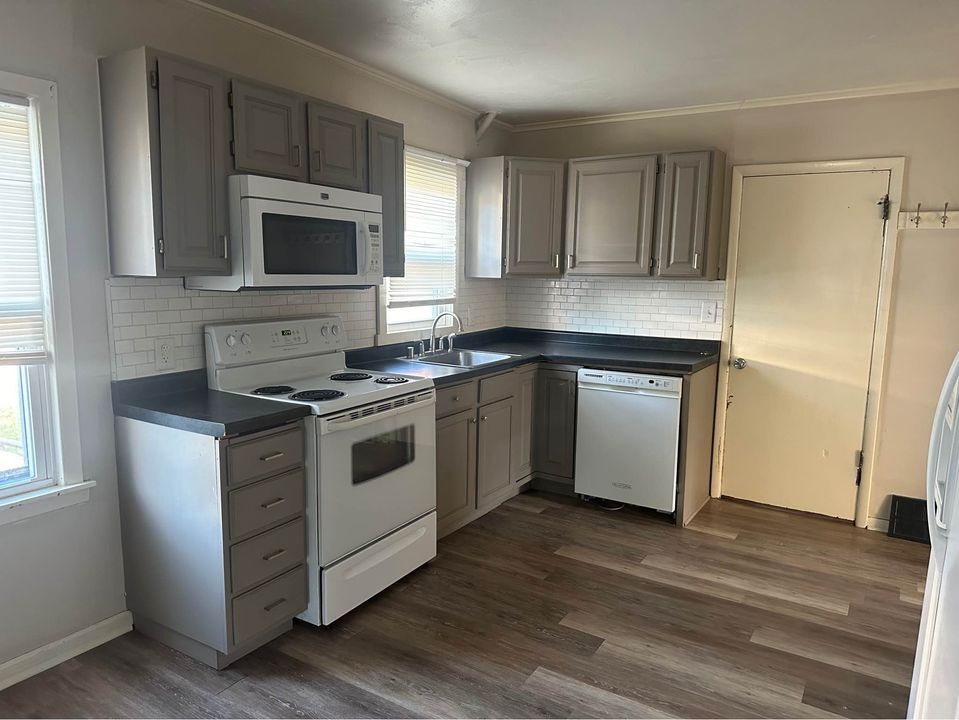 Primary Photo - 352 W 7th Ave