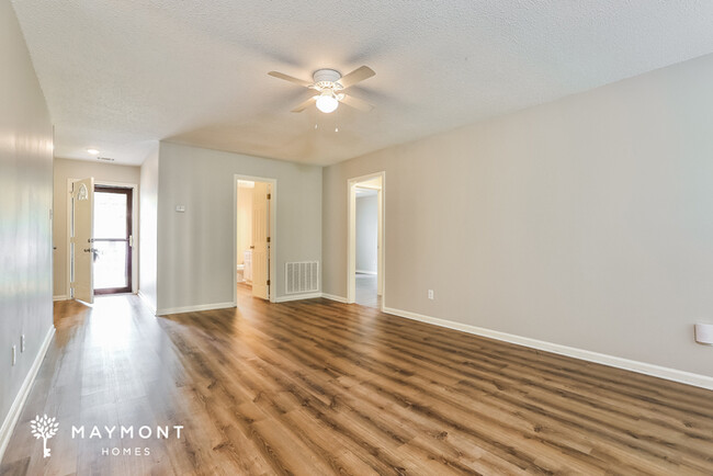 Building Photo - 11 Foxgrove Ln