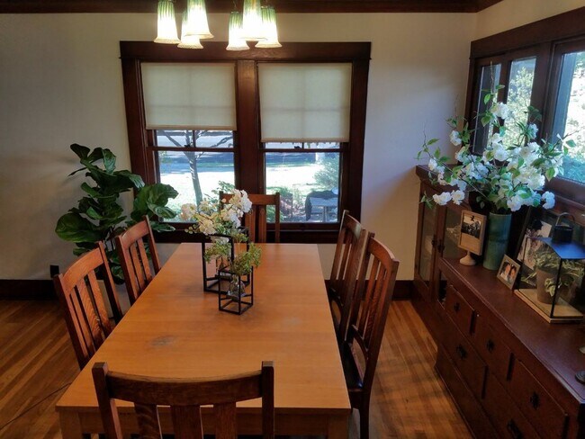 Foto del edificio - 3 Bed/2 Bath Craftsman Beauty in Historic ...