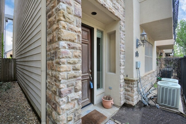 Building Photo - 5815 Lacy St