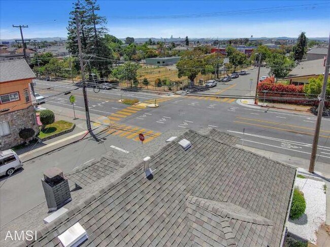 Foto del edificio - 6 br, 3 bath House - 3302 West Street