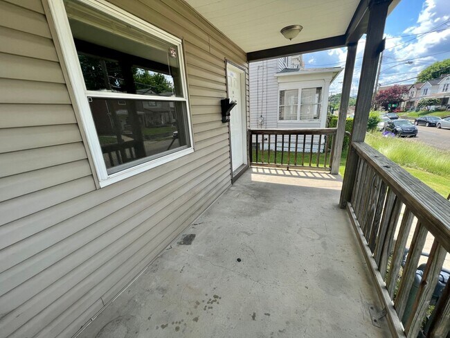 Foto del edificio - 146 Maplewood Ave
