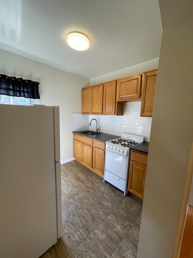 Building Photo - 504 S 41st St