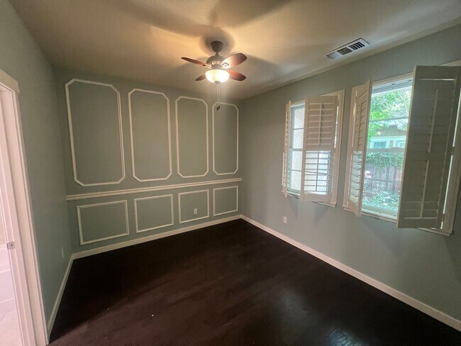 Foto del edificio - Beautiful 3 bed 3.5 bath Townhouse with A/C in Mountain View. Blocks from Downtown.