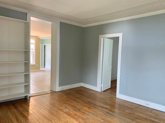 Center Room - 183 Elliot St