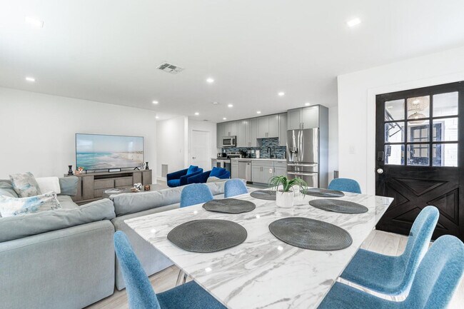 Foto del edificio - 825-827 Southwest 14th Street-SI FL1-ID1475658P