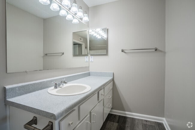 2 habitaciones, 2 baños, 1082 pies cuadrados, baño principal - Crestwood Park