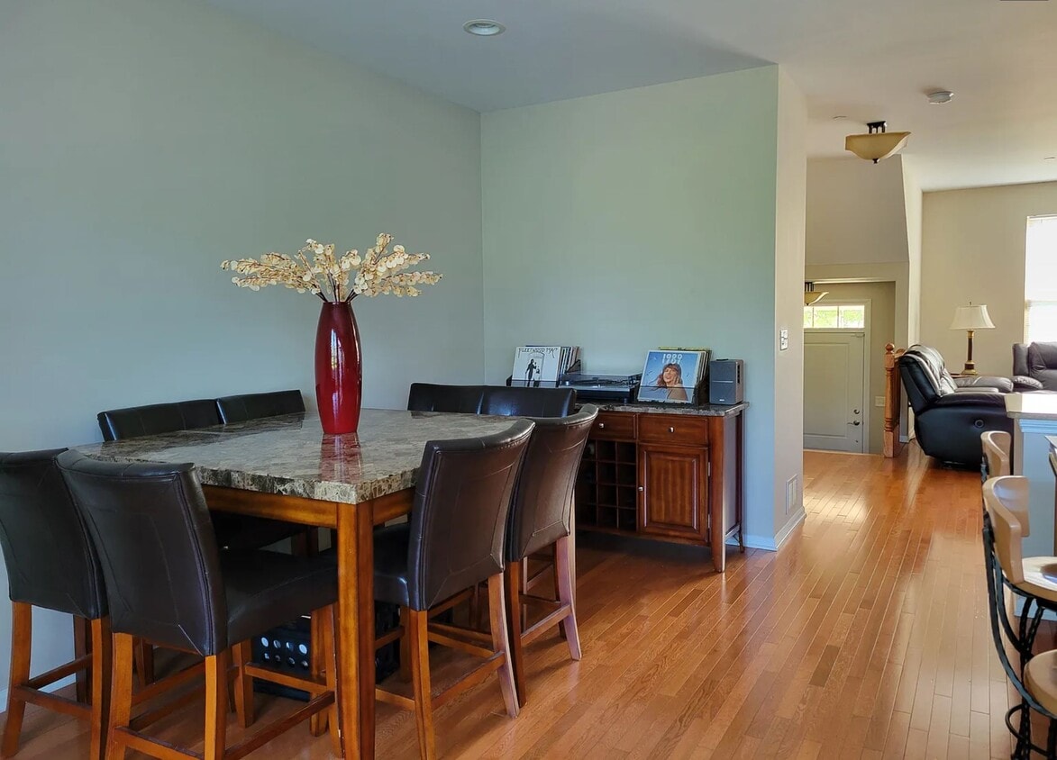 Foto principal - 2475 Waterbury Ln