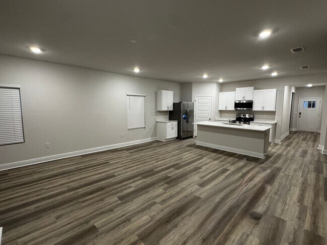 Building Photo - Brand new 5BR/3BA with Amenities Galore