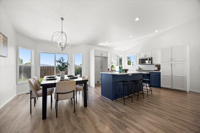 Foto del edificio - 5174 N Rothmans Ave