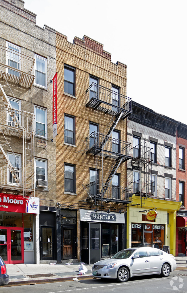 Building Photo - 213 Smith St