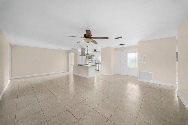 Building Photo - Beautiful 3 bedroom 2 bathroom single family home in Fort Myers with fenced yard!
