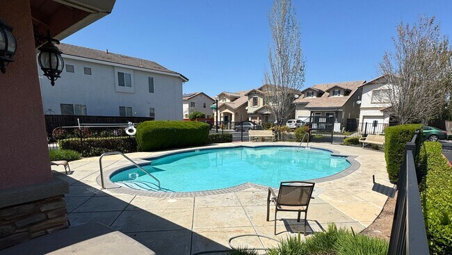 Foto del edificio - THREE BEDROOM TWO AND A HALF BATH POOL USE SEE VIDEO