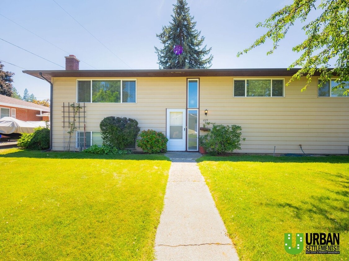 Primary Photo - Spacious 3 bedrooms and 2 bathrooms Duplex...