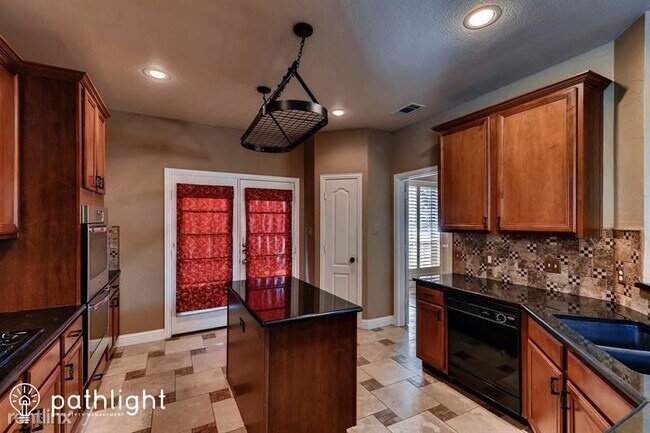 Foto del edificio - 5 br, 3 bath House - 1609 Teakwood Drive UNIT