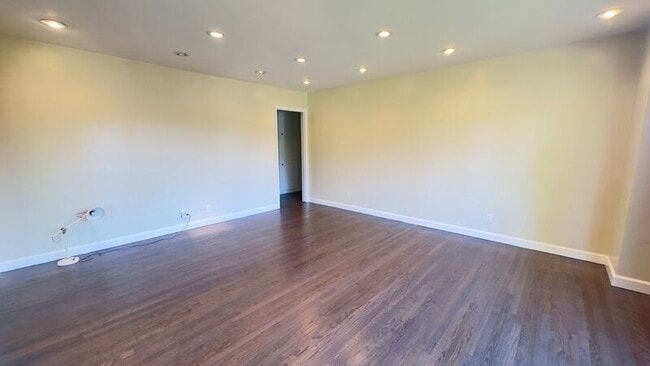Building Photo - 403 S Lupin Ln
