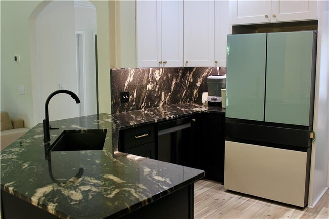 Building Photo - 600 Oakmont Hill