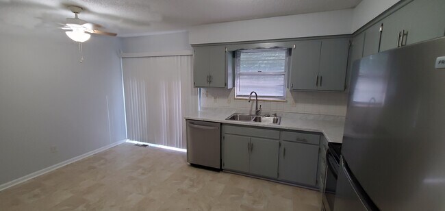 Kitchen - 16711 Bel Ray Blvd