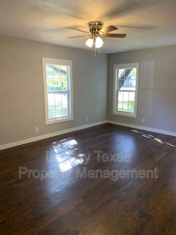 Building Photo - 442 Bales St