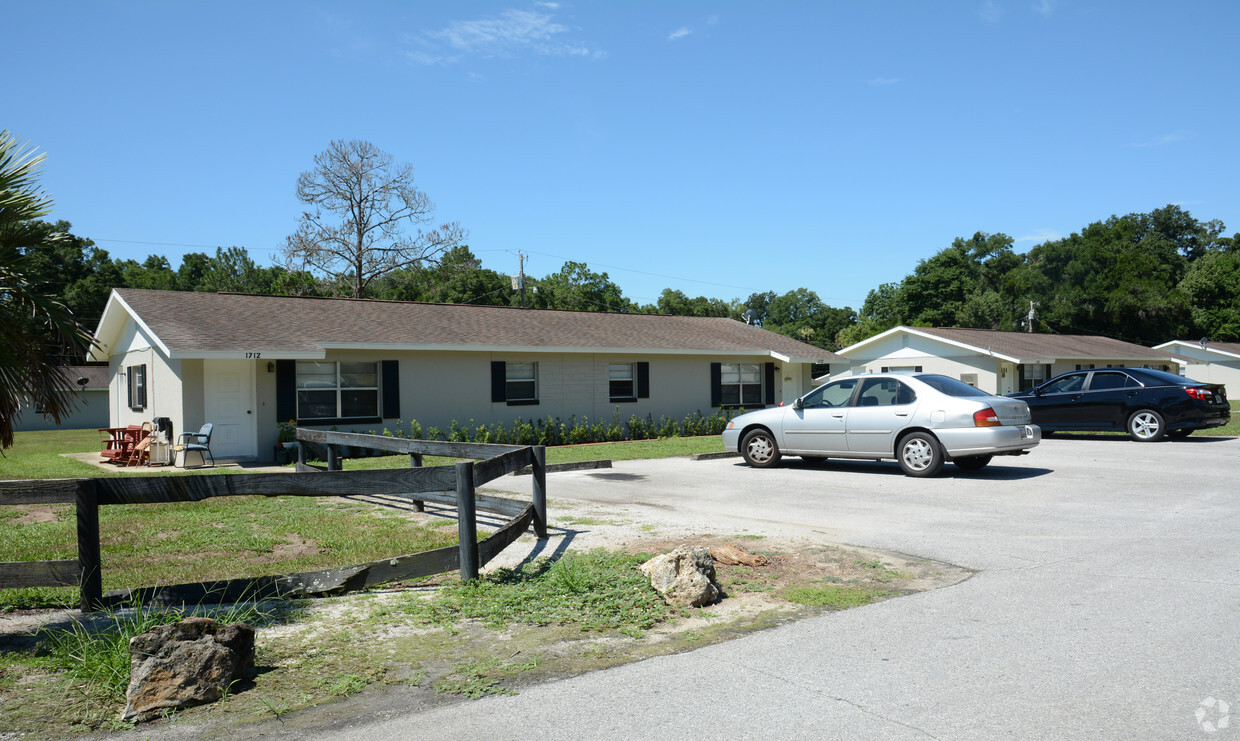 Primary Photo - Oak Crest Villas