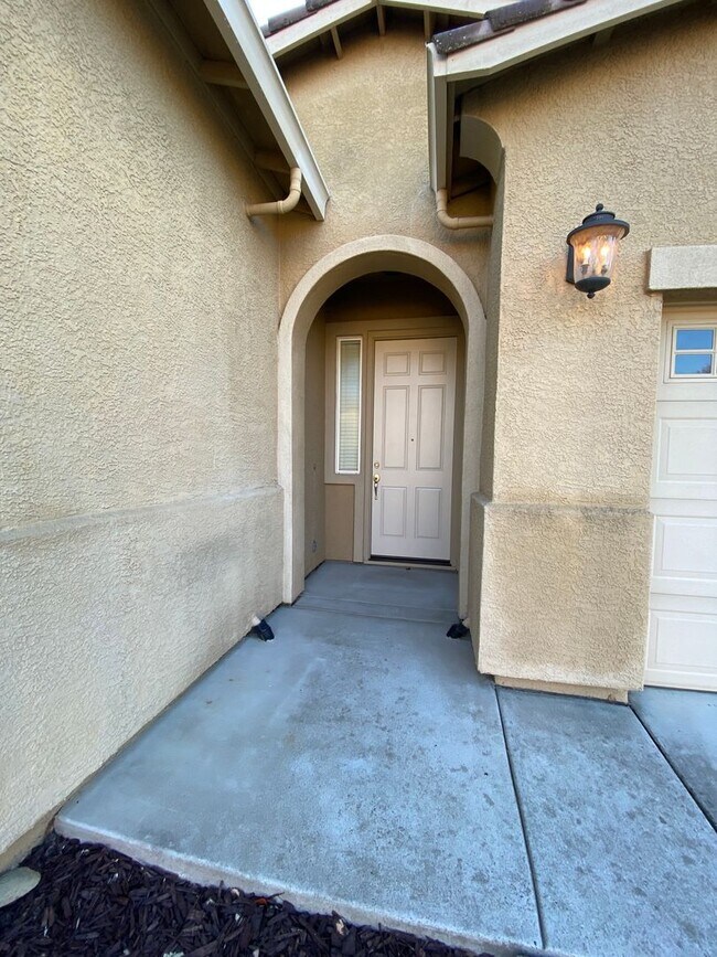 Building Photo - Lovely 3 Bedroom Low Maintenance Unit with New Flooring!