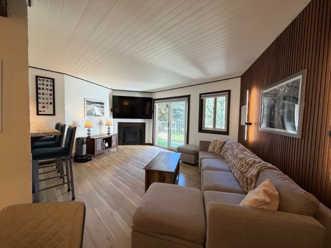 Building Photo - 414 W Beaver Creek Blvd