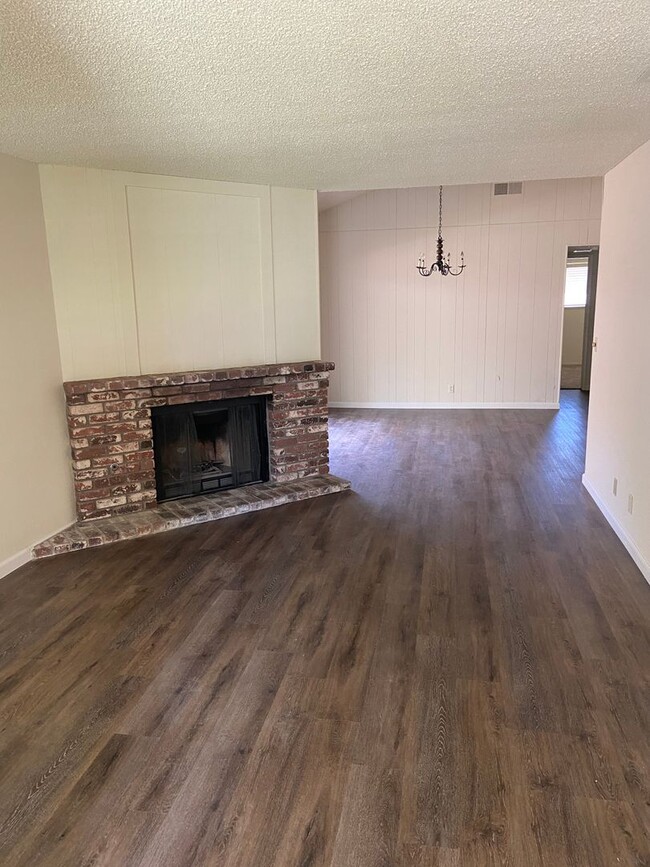 Building Photo - Roomy 2 bdrm, 1 bath duplex off Fair Oaks ...