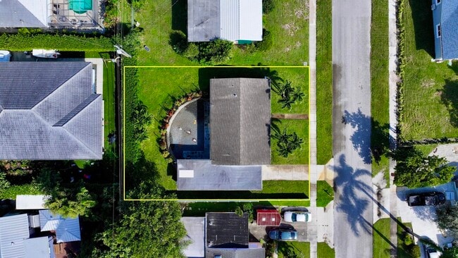 Building Photo - 1615 Crest Dr