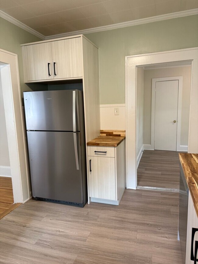 Foto del edificio - Remodeled 2BR convenient to UNCG-Lawn Serv...