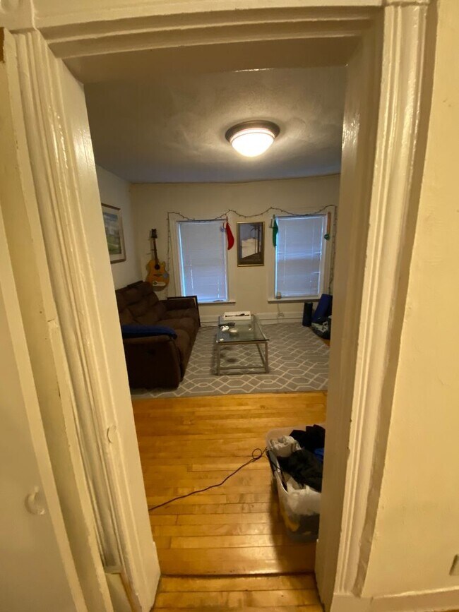 Building Photo - Charming 1 Bedroom