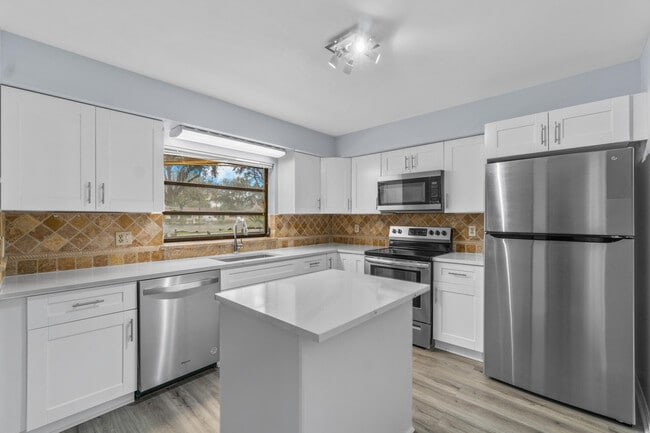 Building Photo - 10086 Eaglewood Rd