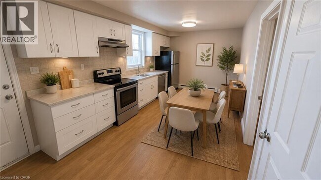 Photo du bâtiment - 250 Highland Rd W